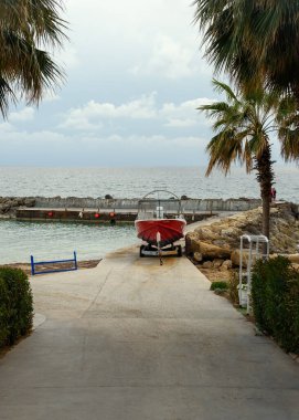 Paphos, Kıbrıs 'ın güneybatısında, Akdeniz kıyısında yer alan bir kıyı kentidir. 22 Mart 2023 