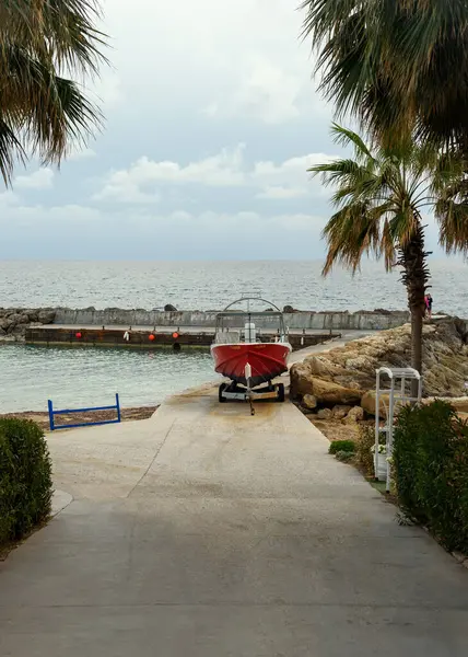 Paphos, Kıbrıs 'ın güneybatısında, Akdeniz kıyısında yer alan bir kıyı kentidir. 22 Mart 2023 