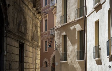 Cagliari, Sardegna, İtalya 'nın merkezindeki eski binanın onarımı.