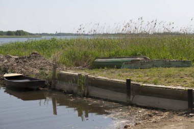 Nehir kıyısındaki tekneler.