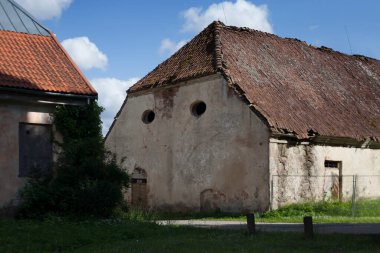 Letonya, Papa 'daki eski ahır manzarası.