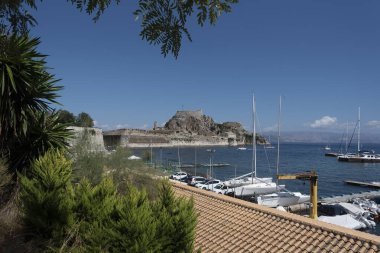 GREECE, CORFU - 21 Eylül: Corfu (veya Kerkyra) Yunan adasıdır. İyon Denizi 'nde. 21 Eylül 2021 'de Yat Limanı olan Kale Manzarası, Korfu, Yunanistan.