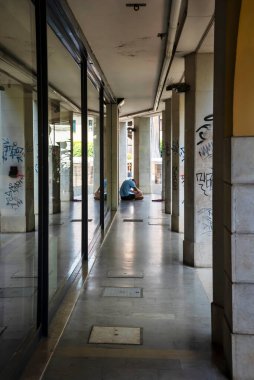 Treviso (İtalyanca: Treviso, İtalyanca: Treviso), İtalya 'nın kuzeyindeki Veneto bölgesinde bir şehirdir. 15 Haziran 2022 'de İtalya' nın Treviso kentindeki sütunlar boyunca kentin manzarası.