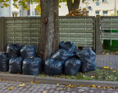 Sokakta siyah çöp torbaları.