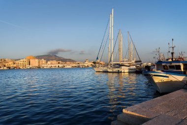 Trapani, Sicilya 'nın batı kıyısında yer alan bir şehirdir. 22 Ekim 2022 'de Erice, Trapani, Sicilya, İtalya' ya bakan bir kıyı manzarası.