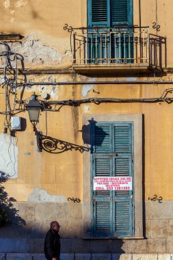 Trapani, Sicilya 'nın batı kıyısında yer alan bir şehirdir. 20 Ekim 2022 'de sokak manzarası, Trapani, Sicilya, İtalya.