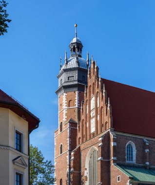 Krakow 'da güneşli bir günde kilisenin güzel manzarası.