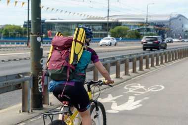 KRAKOW - 13 Ağustos: Krakow Polonya 'nın en eski şehirlerinden biridir. 13 Ağustos 2023 'te, Krakow, Polonya' da bir köprüdeki motosikletlinin görüntüsü.