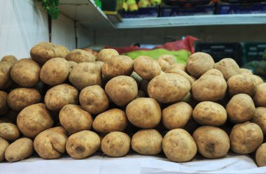 Piyasada bir sıra patates..