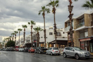 Paphos, Kıbrıs 'ın güneybatısında, Akdeniz kıyısında yer alan bir kıyı kentidir. 19 Mart 2023 'te arabalı cadde manzarası, Paphos, Kıbrıs.