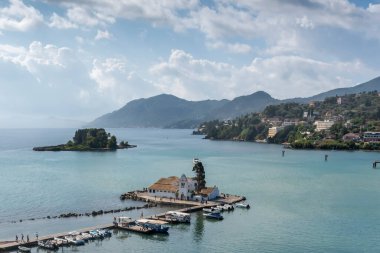 Yunanistan 'da deniz kenarında bir kilise manzarası.