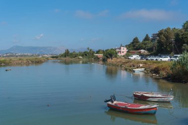 GREECE, CORFU - 21 Eylül: Corfu (veya Kerkyra) Yunan adasıdır. İyon Denizi 'nde. 21 Eylül 2021 'de Yunanistan' ın Korfu kentinde su ve rıhtım manzarası.