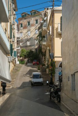 GREECE, CORFU - 21 Eylül: Corfu (veya Kerkyra) bir Yunan adasıdır. İyon Denizi 'nde yer alır. 21 Eylül 2021 'de Yunanistan' ın Korfu kentinde sokak hayatının manzarası.