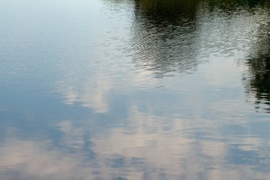 su yüzeyinde yansıma.