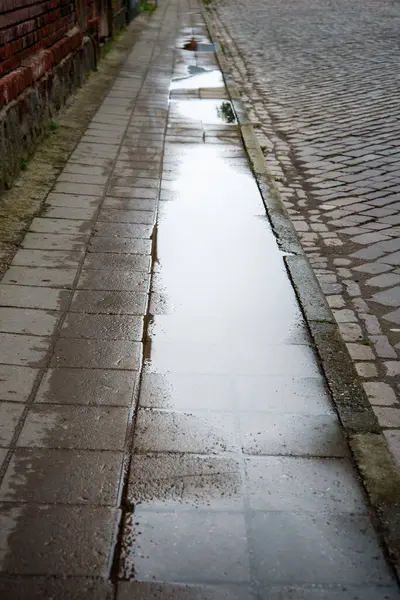 Eski kasabadaki yağmurdan sonra.