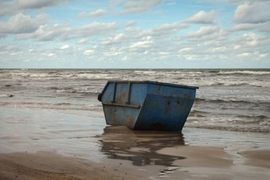 Sahildeki büyük çöp konteynırı..