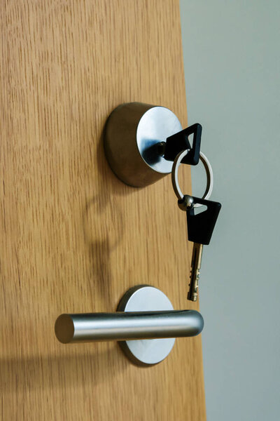 Ключ в открытой двери..