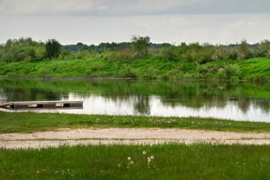 Letonya 'da nehir kenarındaki kırsal alan.