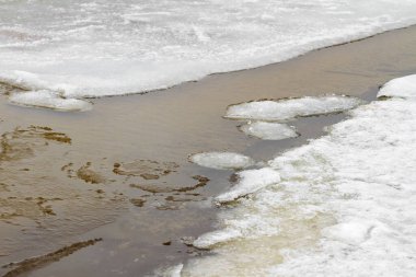 Bir su kütlesinin kıyısındaki buz yapısı.