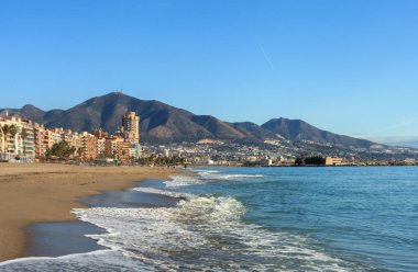 Düşük mevsimde Fuengirola plajı manzarası.
