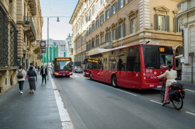 İtalya, Roma - 17 Nisan: Roma İtalya 'nın başkentidir. 17 Nisan 2024 'te Roma, İtalya' da binaların ve trafiğin görüldüğü bir cadde..