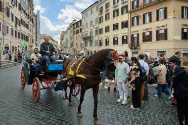 İtalya, Roma - 17 Nisan: Roma İtalya 'nın başkentidir. 17 Nisan 2024 'te İspanyol basamaklarının yanındaki Piazza di Spagna manzarası, Roma, İtalya.