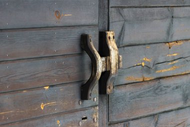 Kapalı eski gri ahşap kapılar.