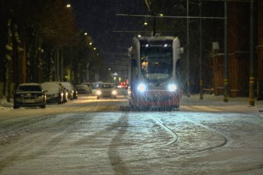 Liepaja 'da kışın kırmızı tramvay.