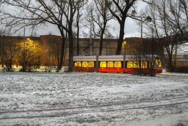 Liepaja 'da kışın kırmızı tramvay.