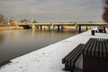 Liepaja, Letonya 'da, Baltık Denizi kıyısında yer alan bir şehirdir. Liepaja Köprüsü 'nün 23 Şubat 2025, Liepaja, Letonya.