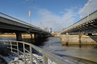 Liepaja, Letonya 'da, Baltık Denizi kıyısında yer alan bir şehirdir. Liepaja Köprüleri 'nin 23 Şubat 2025' teki görüntüsü, Liepaja, Letonya.