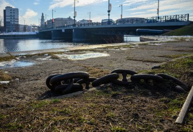 Çapa zincirli Liepaja köprüsünün görüntüsü.