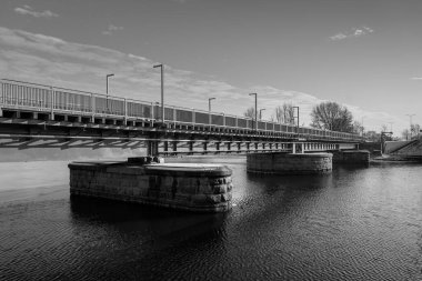 Liepaja, Letonya 'da, Baltık Denizi kıyısında yer alan bir şehirdir. Liepaja Köprüsü 'nün 23 Şubat 2025, Liepaja, Letonya.