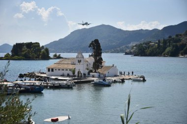 GREECE, CORFU - 21 Eylül: Corfu (veya Kerkyra) Yunan adasıdır. İyon Denizi 'nde. 21 Eylül 2021 'de Yunanistan' a inen uçağın görüntüsü.