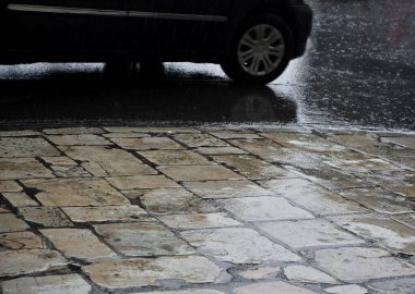Yağmurlu havada yaya ve otoyol manzarası.