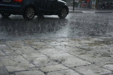 Yağmurlu havada sokak hayatı manzarası.