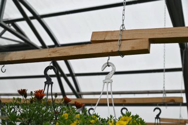 Bir seraya saksı asmak için bir yapı..