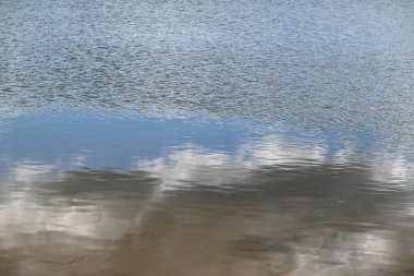 su yüzeyinde yansıma.