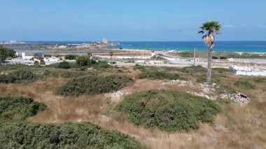 İsrail 'in kuzeyindeki Hayfa' nın güneyinde yer alan Atlit kıyı kasabasının üzerinde uçan Akdeniz, Karta harabelerinden manzara, 