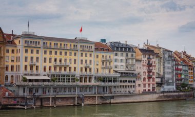 İsviçre 'nin Basel ve Ren nehirlerindeki binalar. İsviçre 'nin Riverside' ı