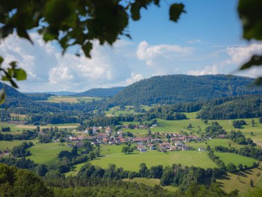 Yazın İsviçre ve Fransa 'nın güzel doğası, Roggenburg köyü.