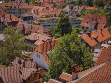Yazın Bern, İsviçre 'ye seyahat. Nehir manzaralı. Aare, güzel kırmızı kiremitli evler.