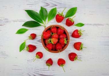 Beyaz arka planda taze organik çilekler. Vejetaryen sağlıklı gıda konsepti.