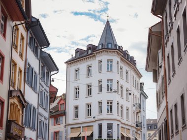 BASEL, SWitzerland, 7 Temmuz 2022: Basel şehir merkezindeki tarihi yapılar. Avrupa 'da iyi korunmuş eski bir şehir. Şehir merkezinde yürüyün, konut binalarının cephelerinde