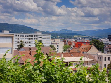 DELEMONT SWitzERLAND, 5 Temmuz 2022: Eski katedral Eglise St-Marcel yakınlarındaki alandan bakış açısı