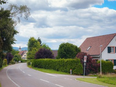 Avrupa 'nın küçük bir kasabasında kırsal alan. yaz bulutlu bir gün
