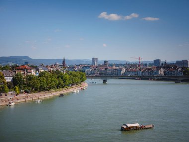 BASEL, SWitzerland, 7 Temmuz 2022: Güneşli yaz gününde Ren nehrinden geçen feribot