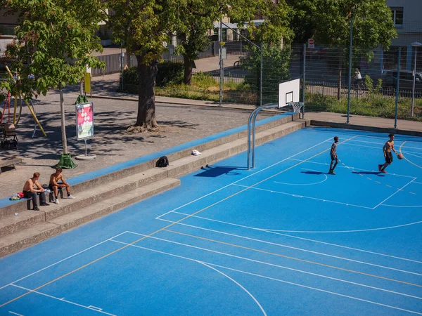 Basel Switzerland Jly 2022 남자들은 공원의 새로운 코트에서 도심에서 농구를 — 스톡 사진