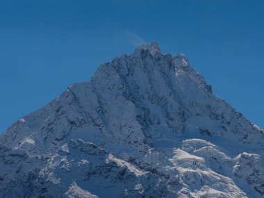 Irkis Vadisi 'nden, Arkhyz' den, Karachay-Cherkessia 'dan, Kuzey Kafkasya' dan. Mavi gökyüzü ve bulutlarıyla karlı dağ vadisi ve Kafkasya 'da Psysh nehrinin yakınında güzel bir orman. Alp manzarası.