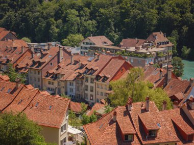 Yazın Bern, İsviçre 'ye seyahat. Bern 'ün eski bölümü UNESCO Dünya Mirası Alanı olarak tanınıyor